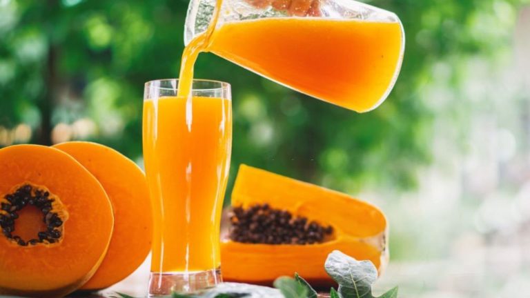 serving Papaya Juice